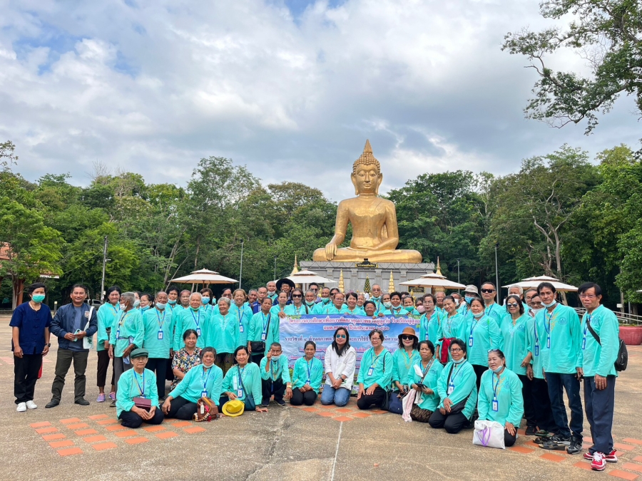 โครงการการศึกษาเพื่อพัฒนาคุณภาพชีวิตผู้สูงวัย โรงเรียนผู้สูงอายุ องค์การบริหารส่วนตำบลหนองคู รุ่นที่ 2 ประจำปีงบประมาณ พ.ศ. 2566 รายวิชาที่ 4 ด้านสภาพแวดล้อมและการใช้ชีวิตอย่างมีความสุขของผู้สูงอายุ กิจกรรมศึกษาดูงาน สักการะสิ่งศักดิ์สิทธิ์คู่บ้านคู่